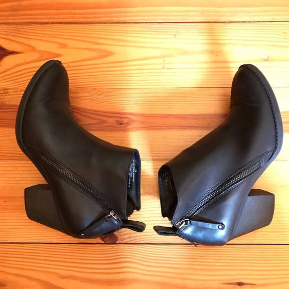 Dolce Vita Black Faux Leather Ankle Zip Boots, EUC, 9.5 - Picture 6 of 11